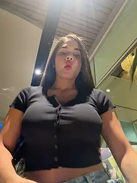 BellaLeclair online show from April 13, 2026, 11:32 pm