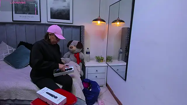 Clhoe Johnson online show from November 8, 2025, 12:16 pm