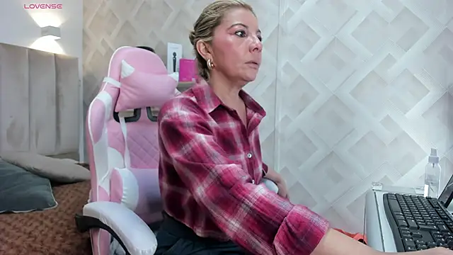 Clhoe Johnson online show from March 5, 2026, 12:12 pm