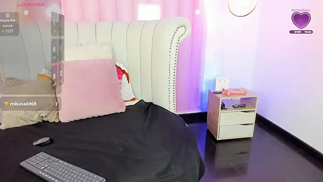 Mia Elan online show from October 7, 2025, 7:00 pm