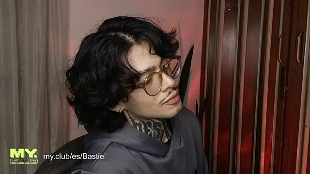 Mihail leroy online show from April 18, 2026, 1:20 am