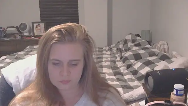 Sexyblonde12344 online show from December 3, 2025, 9:02 pm