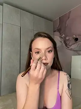 Rosie Holmes  online show from November 10, 2025, 4:22 am