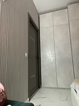 Rosie Holmes  online show from November 12, 2025, 4:46 am