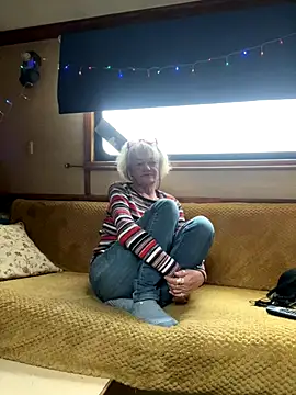 ladyboatlady online show from December 17, 2025, 1:06 pm