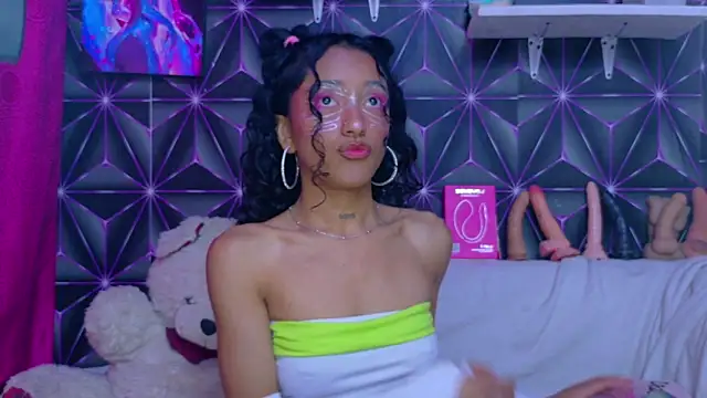 Kylie Moan online show from October 29, 2025, 5:42 am