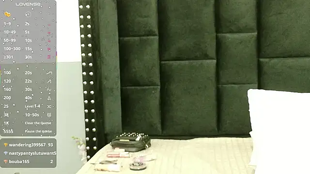 cutepetitee online show from October 14, 2025, 8:31 pm