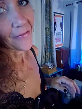 Snapshot of PhynneNicole chatting on November 6, 2025, 6:36 am PhynneNicole online show from November 6, 2025, 6:36 am