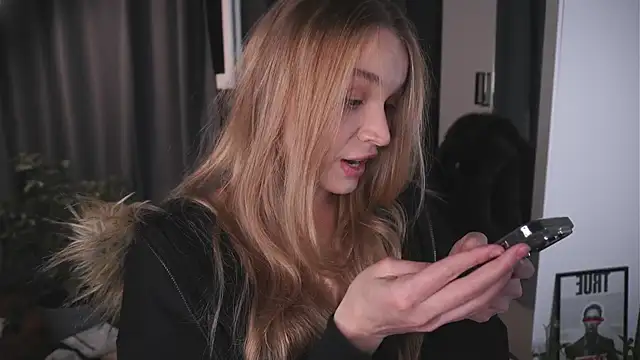 lisa schiele online show from October 27, 2025, 8:13 pm