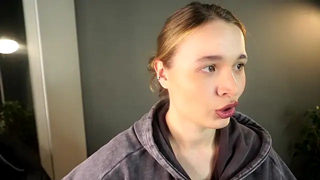 lisa schiele online show from December 4, 2025, 9:01 pm