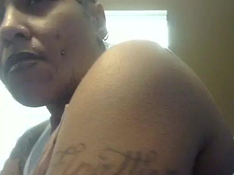 Snapshot of Flossee chatting on October 6, 2025, 2:14 pm Flossee online show from October 6, 2025, 2:14 pm