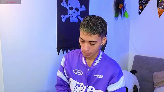 yulian vasquez online show from October 22, 2025, 12:27 pm