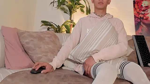 Snapshot of LoganTwink18 chatting on February 13, 2026, 1:18 pm LoganTwink18 online show from February 13, 2026, 1:18 pm