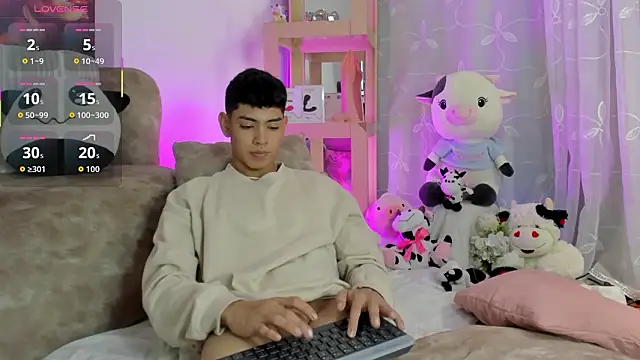 Snapshot of LoganTwink18 chatting on February 14, 2026, 1:24 am LoganTwink18 online show from February 14, 2026, 1:24 am