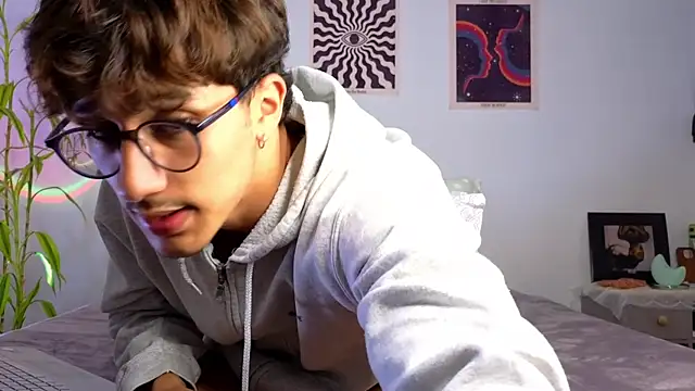 Snapshot of LatinReall chatting on October 12, 2025, 10:09 pm LatinReall online show from October 12, 2025, 10:09 pm