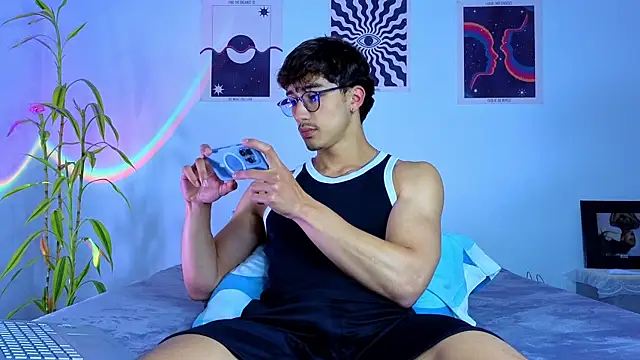 Snapshot of LatinReall chatting on October 16, 2025, 12:22 am LatinReall online show from October 16, 2025, 12:22 am