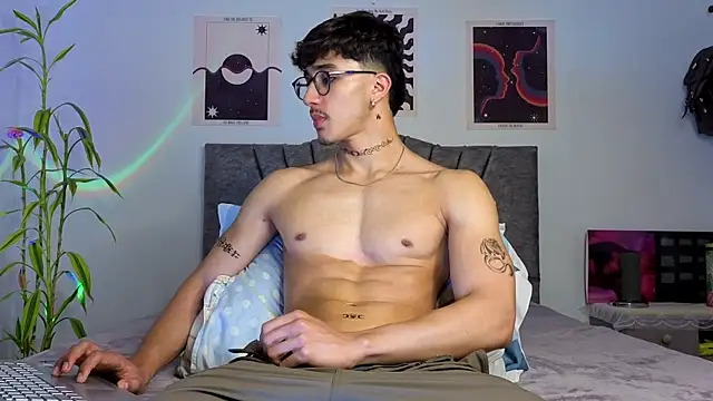 Snapshot of LatinReall chatting on November 4, 2025, 12:43 am LatinReall online show from November 4, 2025, 12:43 am