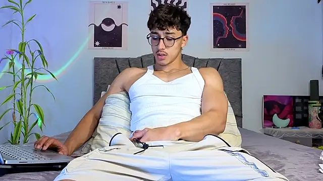 Snapshot of LatinReall chatting on November 10, 2025, 11:37 pm LatinReall online show from November 10, 2025, 11:37 pm