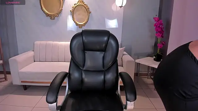 AmbarJames  online show from November 20, 2025, 12:05 pm