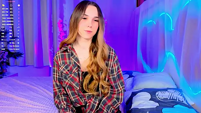 Snapshot of -CindyLou chatting on October 4, 2025, 8:29 pm -CindyLou online show from October 4, 2025, 8:29 pm