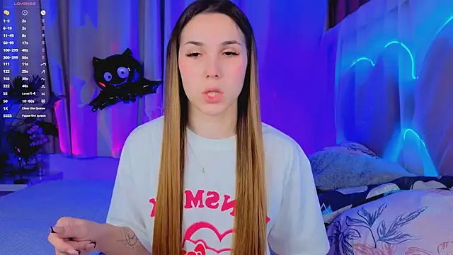 Snapshot of -CindyLou chatting on October 23, 2025, 8:18 pm -CindyLou online show from October 23, 2025, 8:18 pm