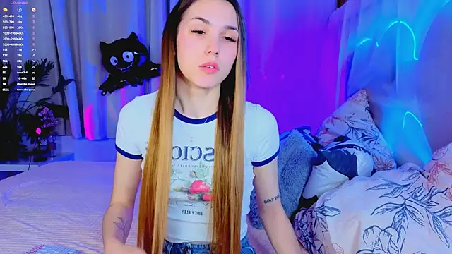 Snapshot of -CindyLou chatting on October 26, 2025, 8:15 pm -CindyLou online show from October 26, 2025, 8:15 pm