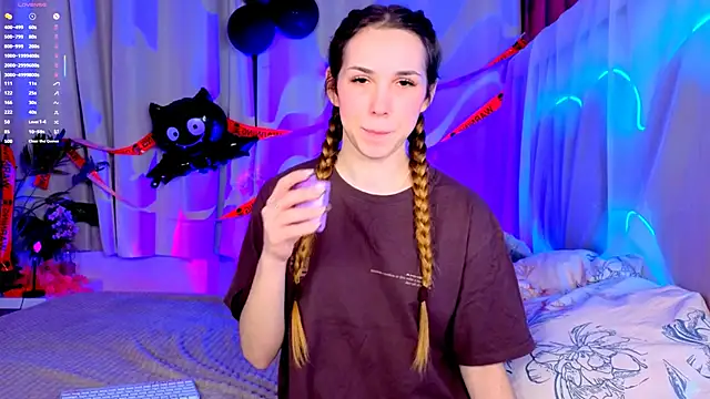 Snapshot of -CindyLou chatting on October 31, 2025, 8:43 pm -CindyLou online show from October 31, 2025, 8:43 pm