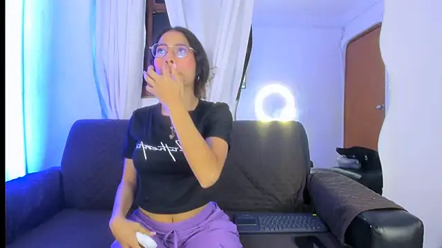 Akira Hime online show from October 19, 2025, 2:45 am