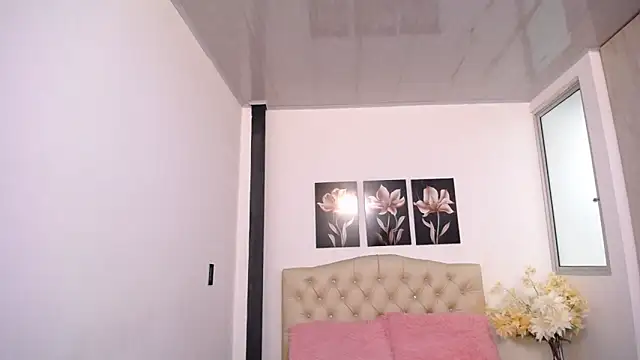 Snapshot of pinky_f00x chatting on April 18, 2026, 7:07 pm pinky f00x online show from April 18, 2026, 7:07 pm