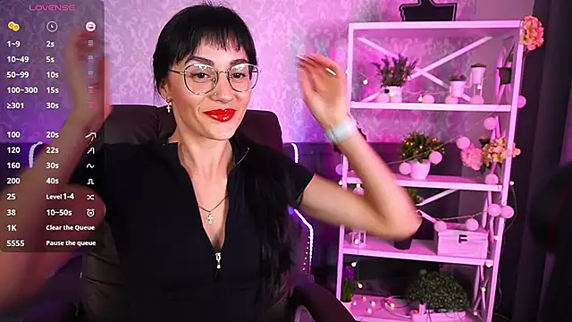 EviLune online show from October 25, 2025, 6:21 am