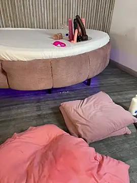 Saracooper   online show from April 11, 2026, 7:45 am