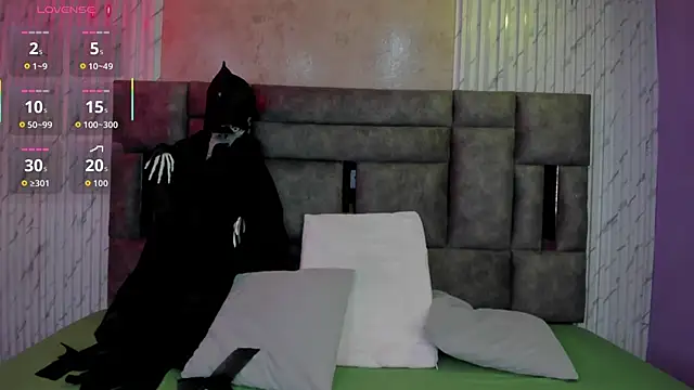 Miah Palacio online show from October 31, 2025, 10:00 pm