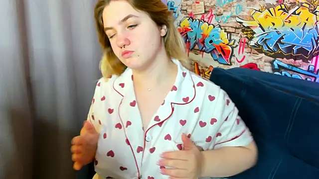 Julia Jips online show from October 15, 2025, 1:06 am