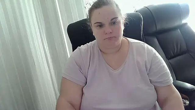 HollyXEva online show from September 25, 2025, 7:45 am