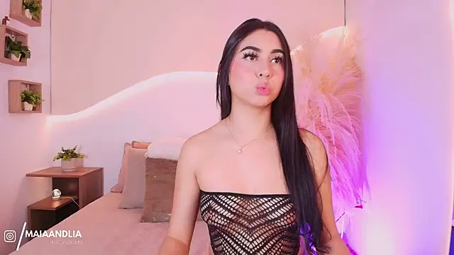 Snapshot of maia_lia_ chatting on September 19, 2025, 10:10 pm maia lia online show from September 19, 2025, 10:10 pm