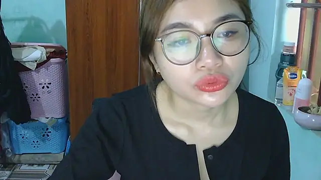 Uhem112 online show from October 31, 2025, 1:17 am