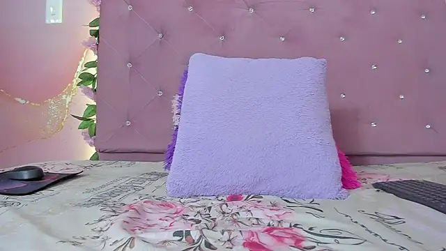 Snapshot of violet_taylor_ chatting on April 28, 2026, 2:21 am violet taylor online show from April 28, 2026, 2:21 am