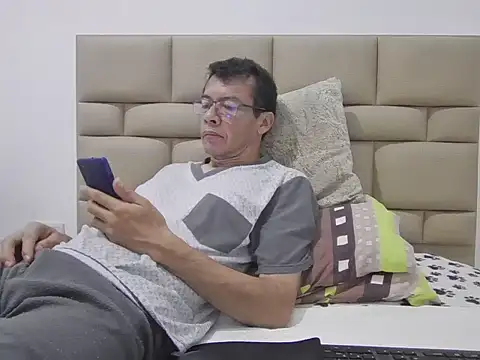 Snapshot of skinnylatino51 chatting on April 22, 2026, 12:13 am skinnylatino51 online show from April 22, 2026, 12:13 am