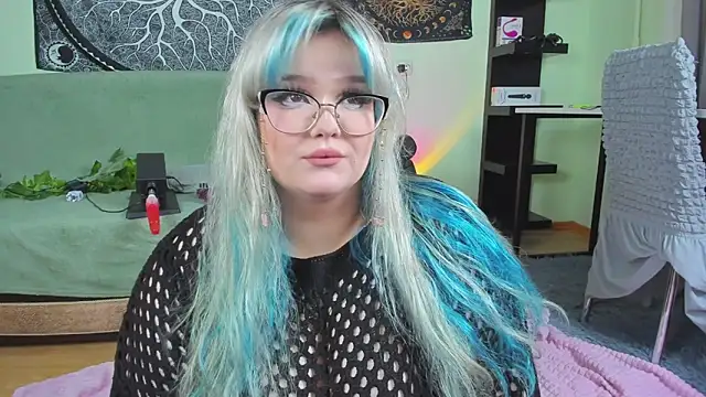 Snapshot of _CandyM1lky_ chatting on October 20, 2025, 6:36 am CandyM1lky online show from October 20, 2025, 6:36 am