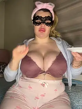 aydabella7777 online show from April 12, 2026, 8:03 pm