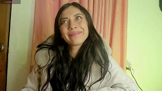 Alanaloiiss  online show from April 16, 2026, 2:23 am