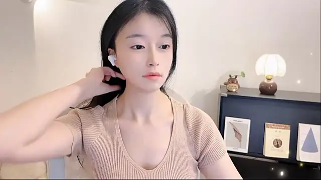 Onechestnut online show from November 10, 2025, 12:04 pm