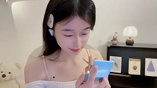 Snapshot of Onechestnut chatting on December 2, 2025, 6:30 am Onechestnut online show from December 2, 2025, 6:30 am