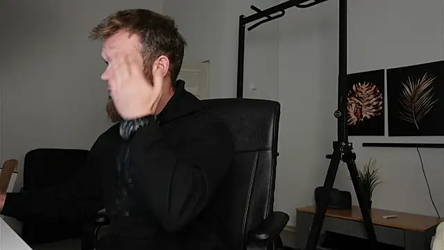 Snapshot of Stewart_Barnz chatting on November 10, 2025, 4:11 am Stewart Barnz online show from November 10, 2025, 4:11 am