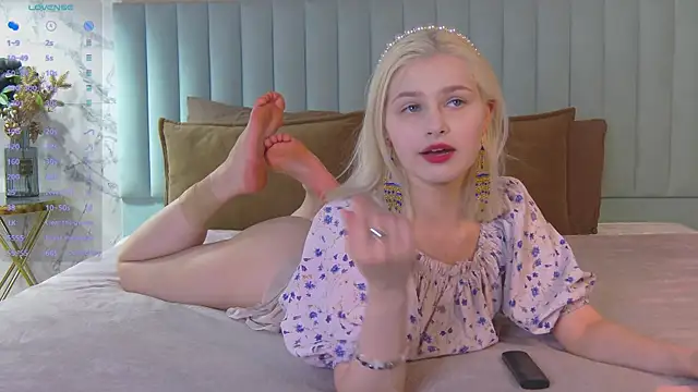SandyShayes online show from July 5, 2026, 5:47 am