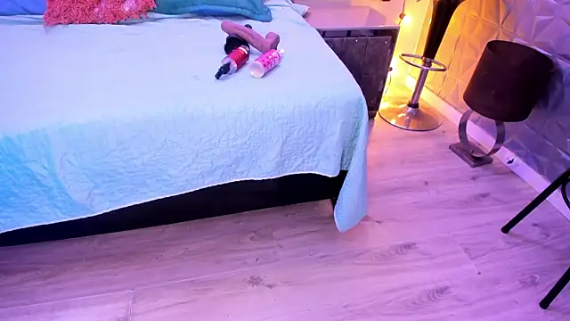 Scarletbigbug online show from September 29, 2025, 6:35 pm