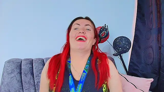 carolinhe  online show from October 10, 2025, 9:03 pm