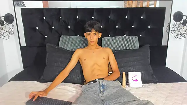 Snapshot of Sebas_cat chatting on October 12, 2025, 11:04 pm Sebas cat online show from October 12, 2025, 11:04 pm