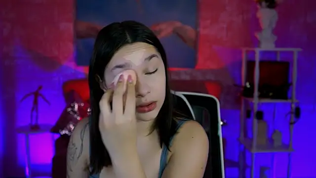 KimClarks  online show from December 5, 2025, 12:47 pm