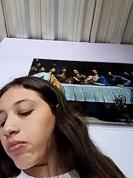 Arii collins1 online show from November 6, 2025, 6:20 pm